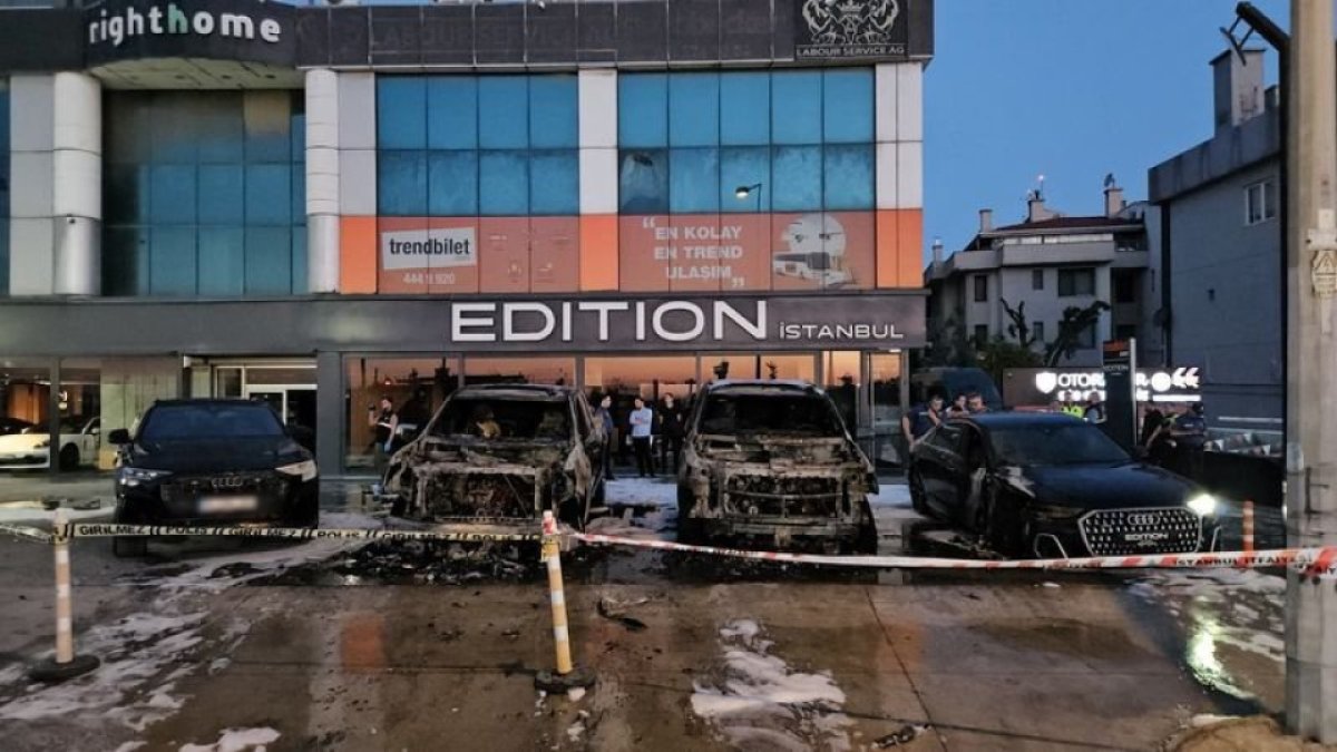 Bakırköy'de 50 milyon liralık 4 otomobil küle döndü