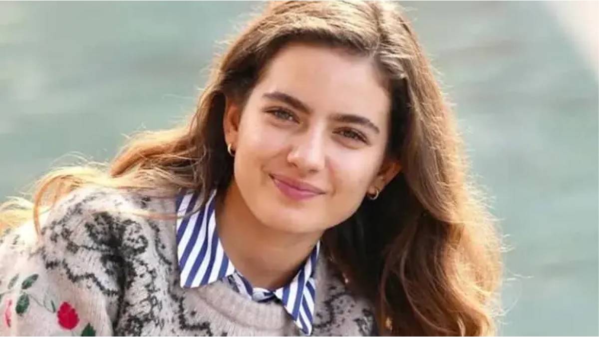 Oyuncu Ava Yaman Taşacak Bu Deniz sezon finalinde giydiği elbiseyle giyim tarzı tartışmalarını yeniden başlattı