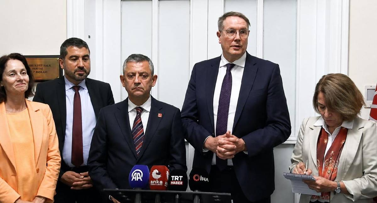 SPD’den Özgür Özel’e dayanışma ziyareti: Buraya gelmeden endişeliydik endişemiz daha da arttı