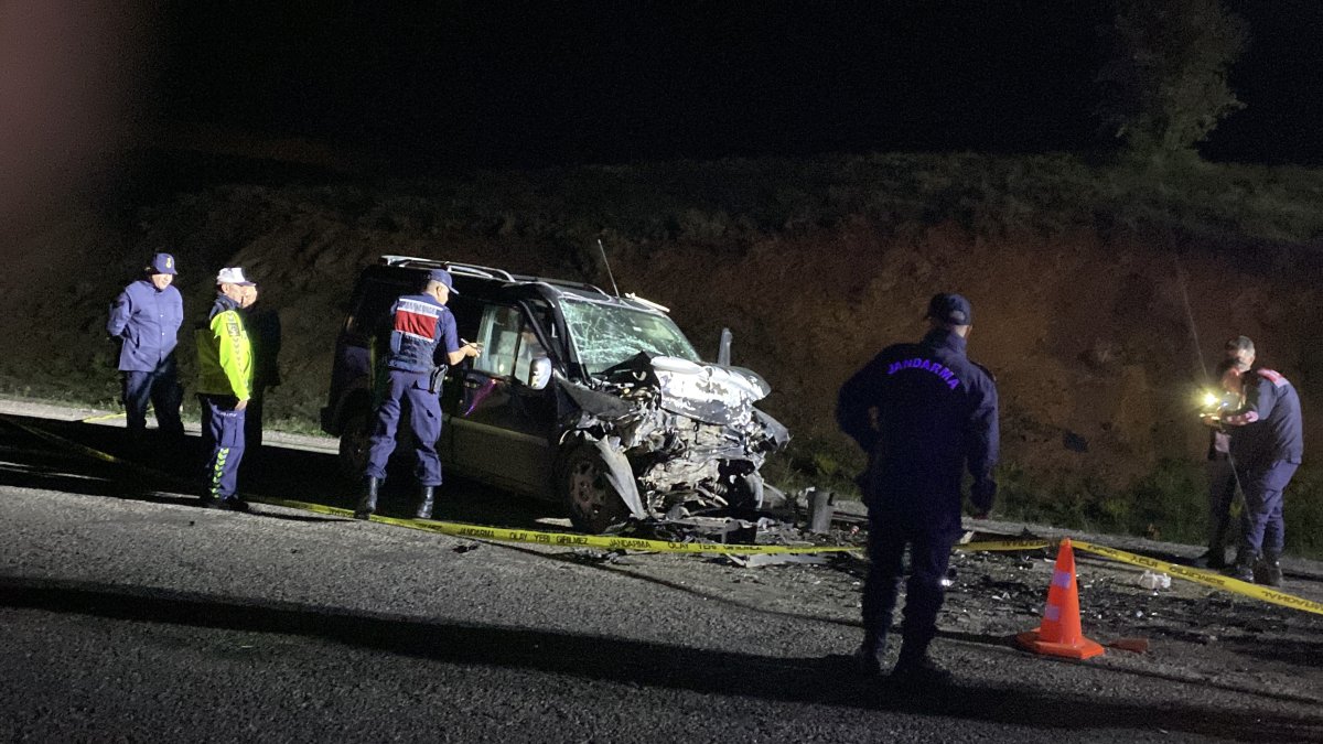 Sivas'ta iki araç kafa kafaya çarpıştı: 3 ölü, 2 yaralı