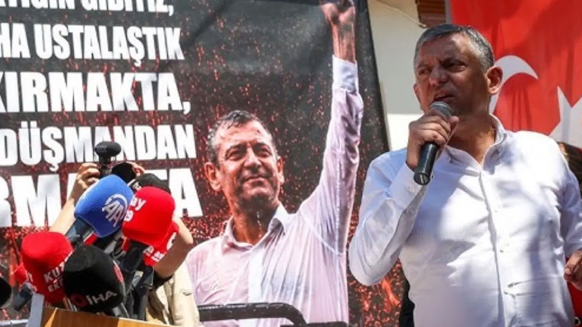 Özel'den Erdoğan ve Kılıçdaroğlu'na sert tepki: Bir diplomasızın, bir mazbatasıza CHP’yi yönettirmesine izin vermem