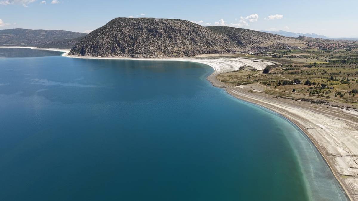 Yeşil ve mavinin eşsiz uyumu: Salda Gölü yaz sezonuna hazır