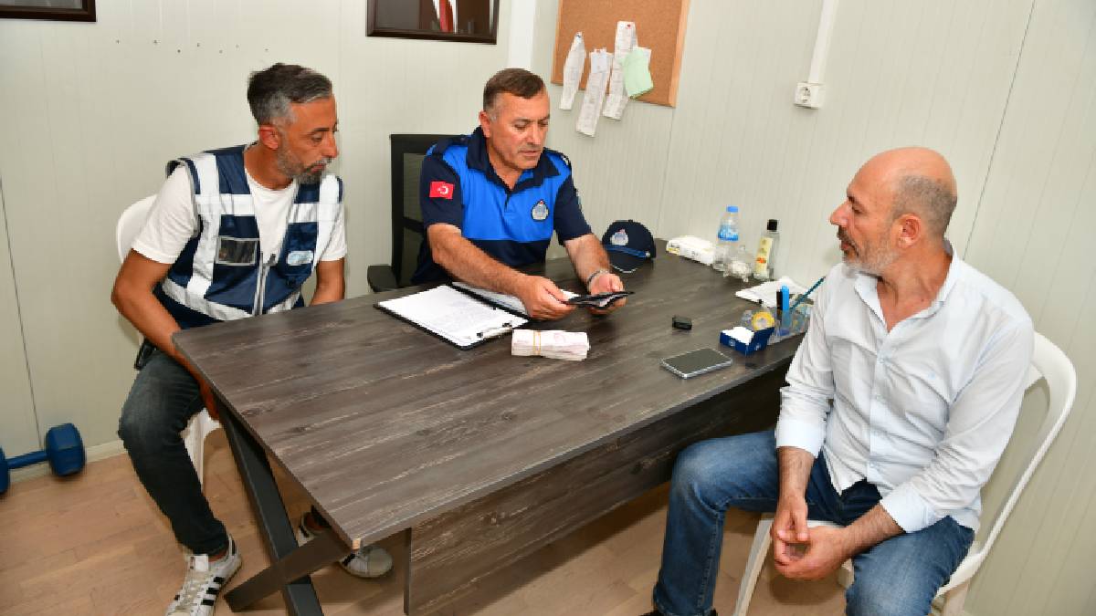 35 bin lirasını yanlışlıkla çöpe atan vatandaşın imdadına temizlik personeli yetişti!