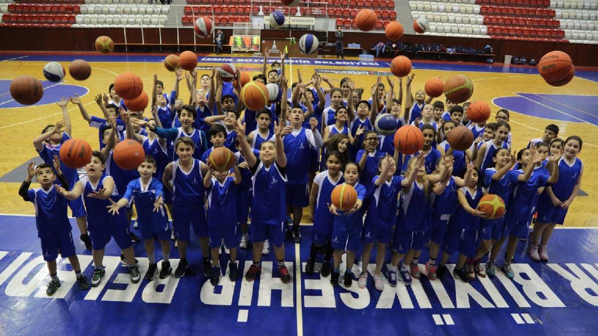 İzmir Büyükşehir Belediyesi yaz spor okulları kapılarını açıyor