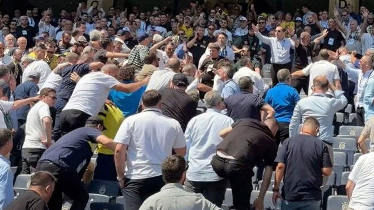 Fenerbahçe kongresinde gerginlik: Aziz Yıldırım ve Hakan Safi taraftarları karşı karşıya geldi