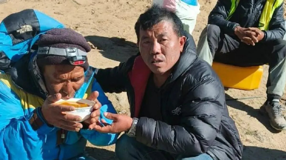 6 gün haber alınamamıştı: Everest Dağı'nda kaybolan Nepalli rehber çikolata ve buzla hayatta kalmış