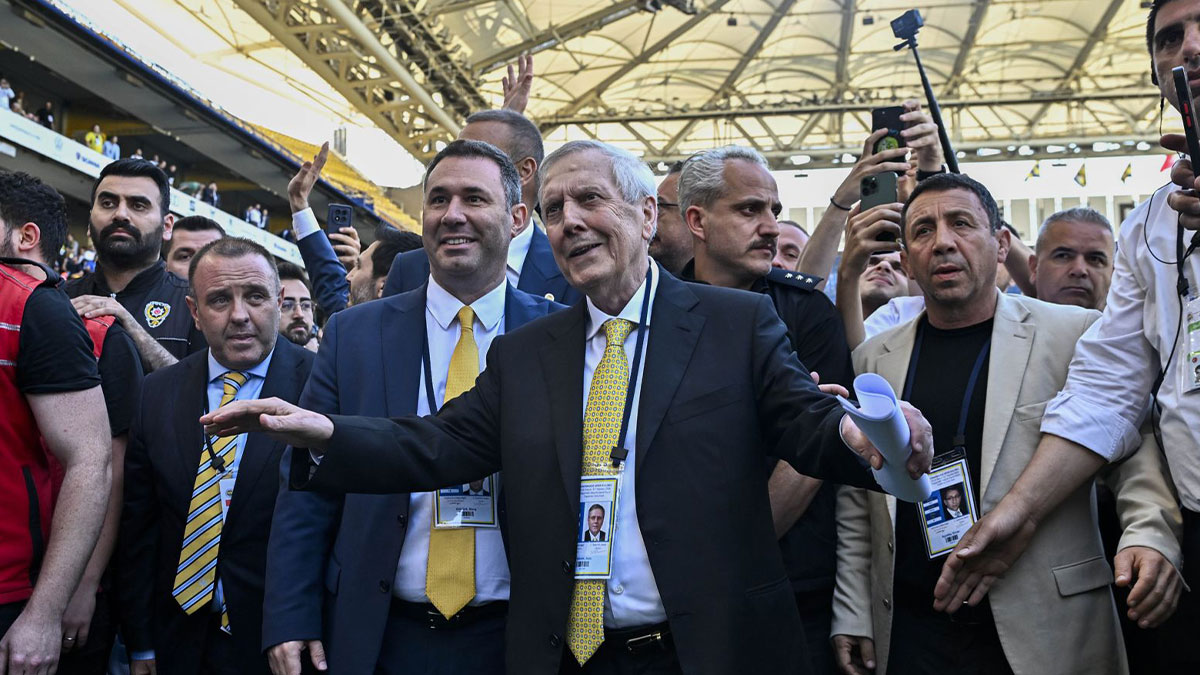 Fenerbahçe’de Aziz Yıldırım dönemi yeniden başladı: Gayri resmi sonuçlara göre rekor farkla seçildi