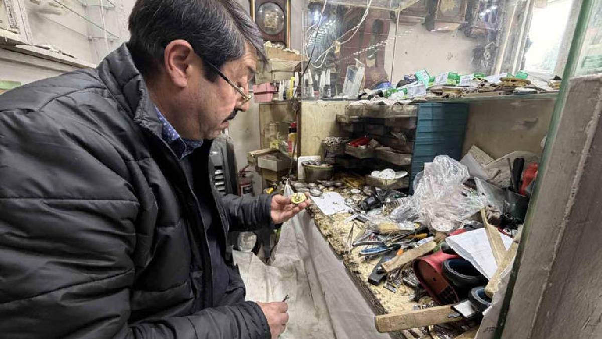 300 yıllık saatler elinde hayat buluyor! 44 yıldır mesleğini icra ediyor