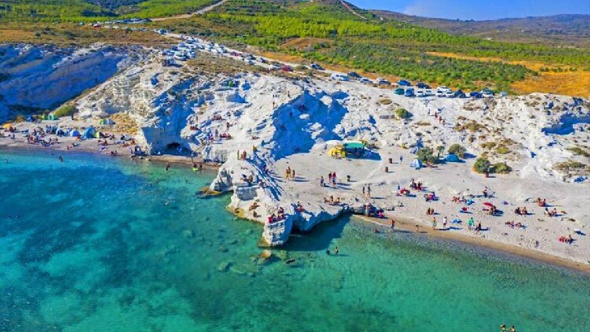 Alaçatı’nın gizli ve izole cenneti: Beyaz kayaları ve berrak suyuyla tatilin yeni adresi