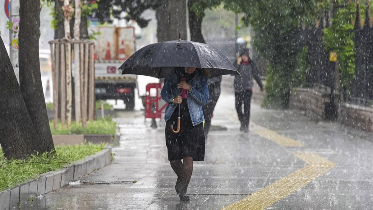 Meteoroloji'den çok sayıda il için uyarı: Sağanak yağış geliyor