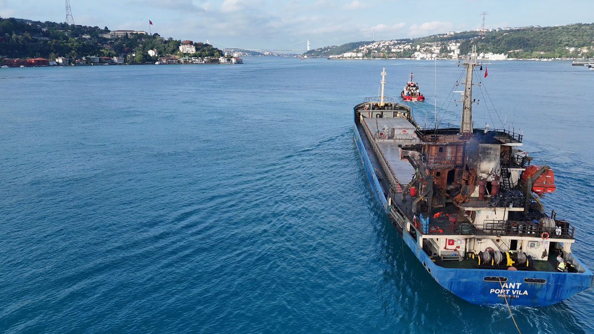 Dron saldırısında hasar gören Türk gemisi İstanbul Boğazı’ndan geçti