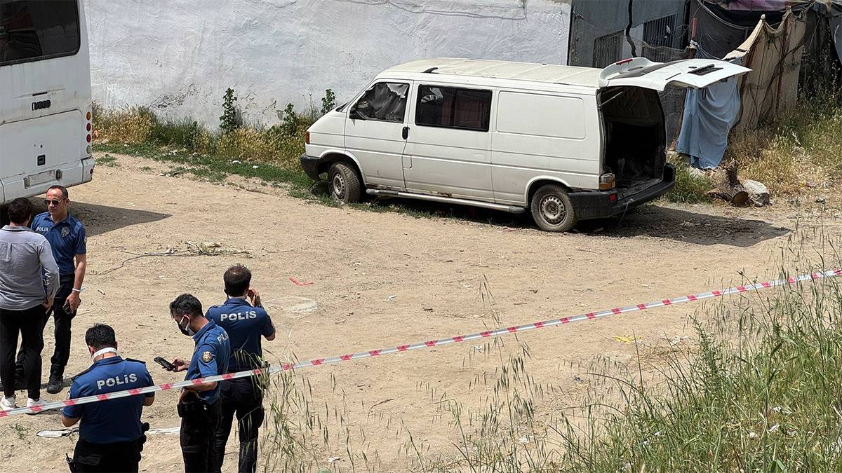 Bağcılar'da şüpheli olay! Park halindeki araçta ceset bulundu