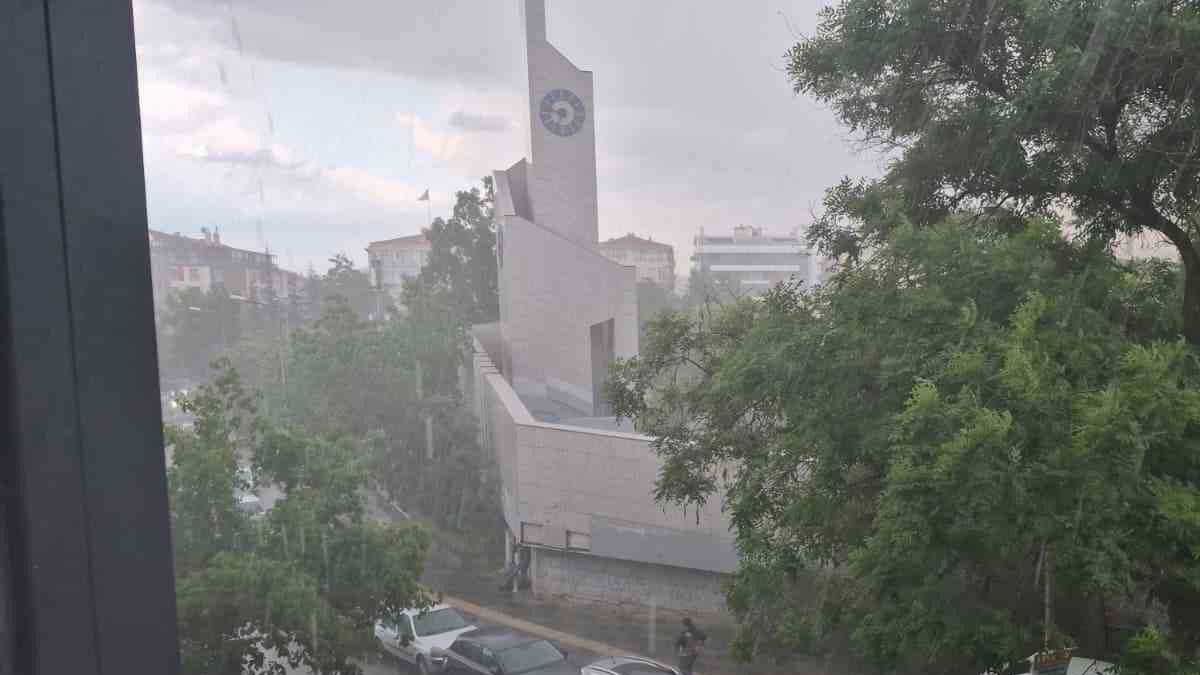 Ankara'yı sağanak vurdu!