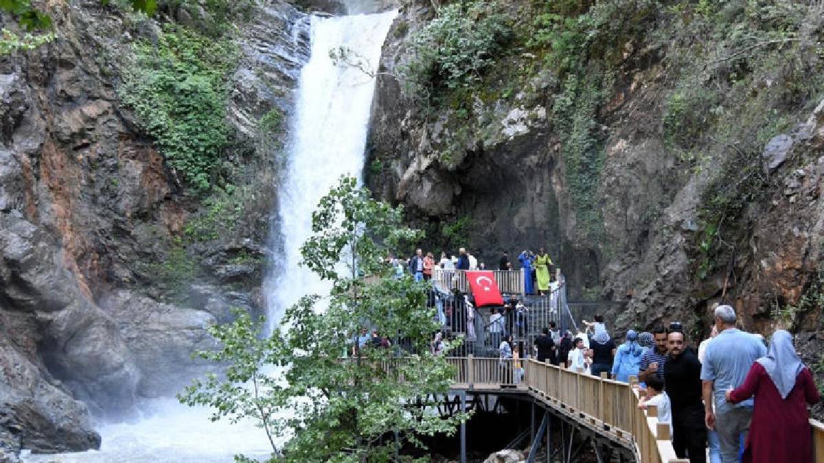 Akdeniz’in gözdesi artık burası: Osmaniye’nin gizli güzelliği Karaçay Şelalesi!