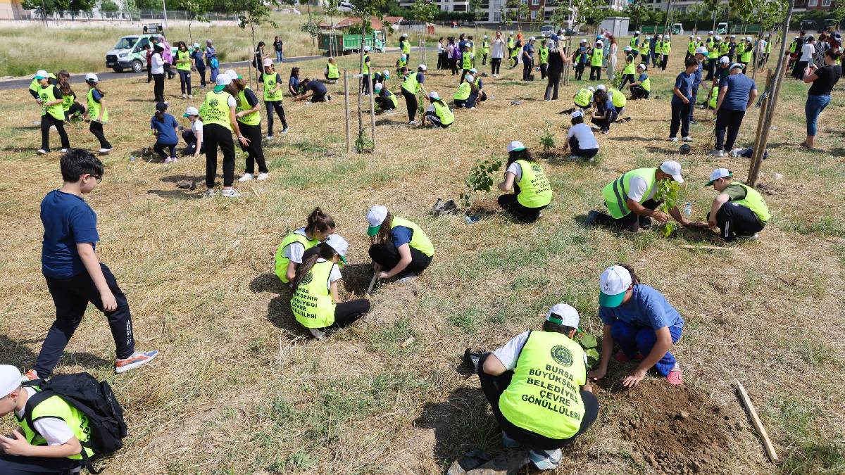 Bursa Büyükşehirden geleceğe nefes: 200 fidan topr