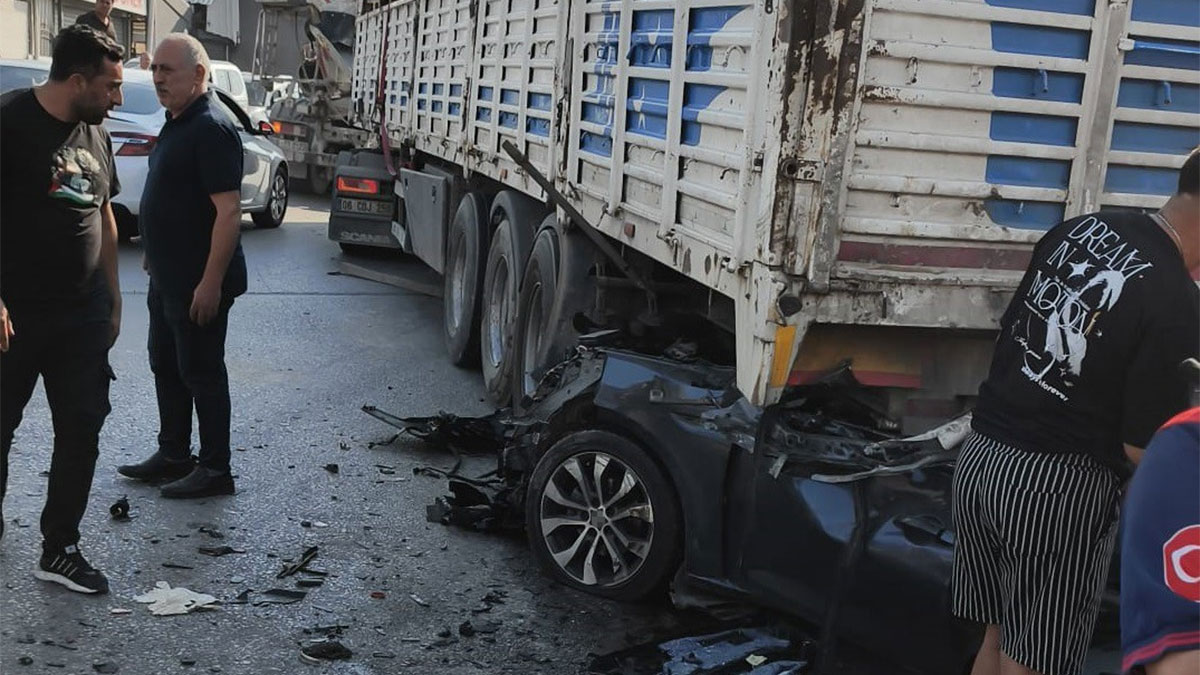 Tırın altına giren otomobilin sürücüsü hayatını kaybetti: Feci kaza kamerada