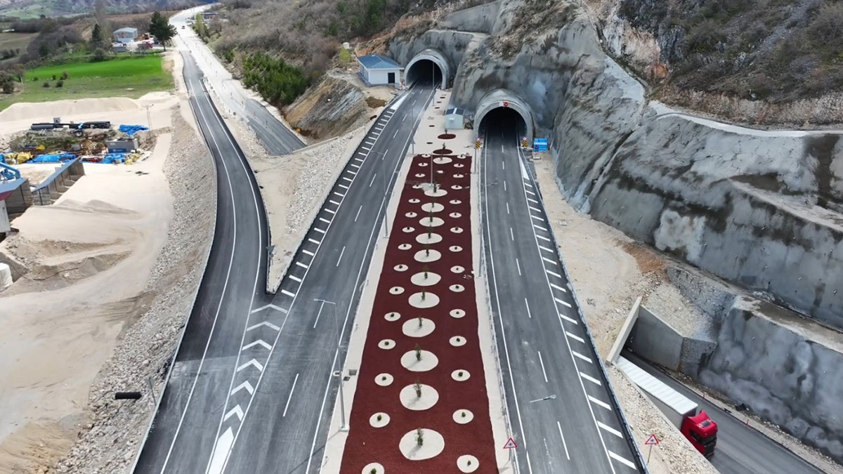 40 virajlı tehlikeli yol tarihe gömüldü: Sürücülerden tam puan