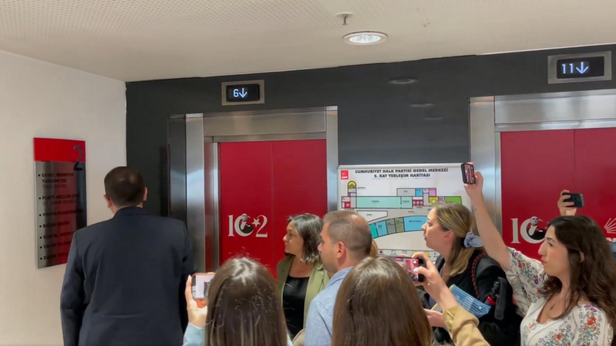 CHP Genel Merkezi’nde gazetecilere “Zarfta para alıyorsunuz” iftirası
