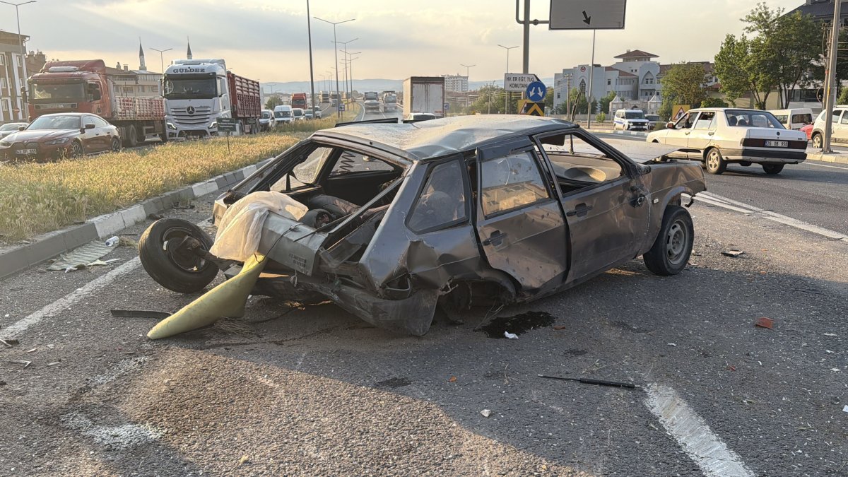 Kütahya'da TIR ile çarpışan otomobil takla attı: 1 ölü, 2 ya