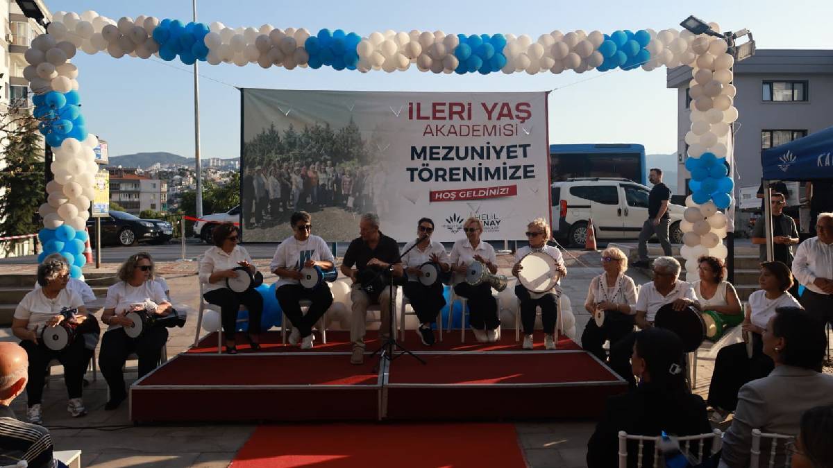 Hayatlarının ikinci baharında kep atıp mezun oldular