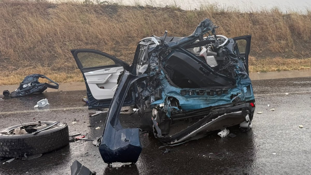 Çanakkale'de otomobil tankere çarptı, hurdaya döndü: 2 ölü, 2 ağır yaralı