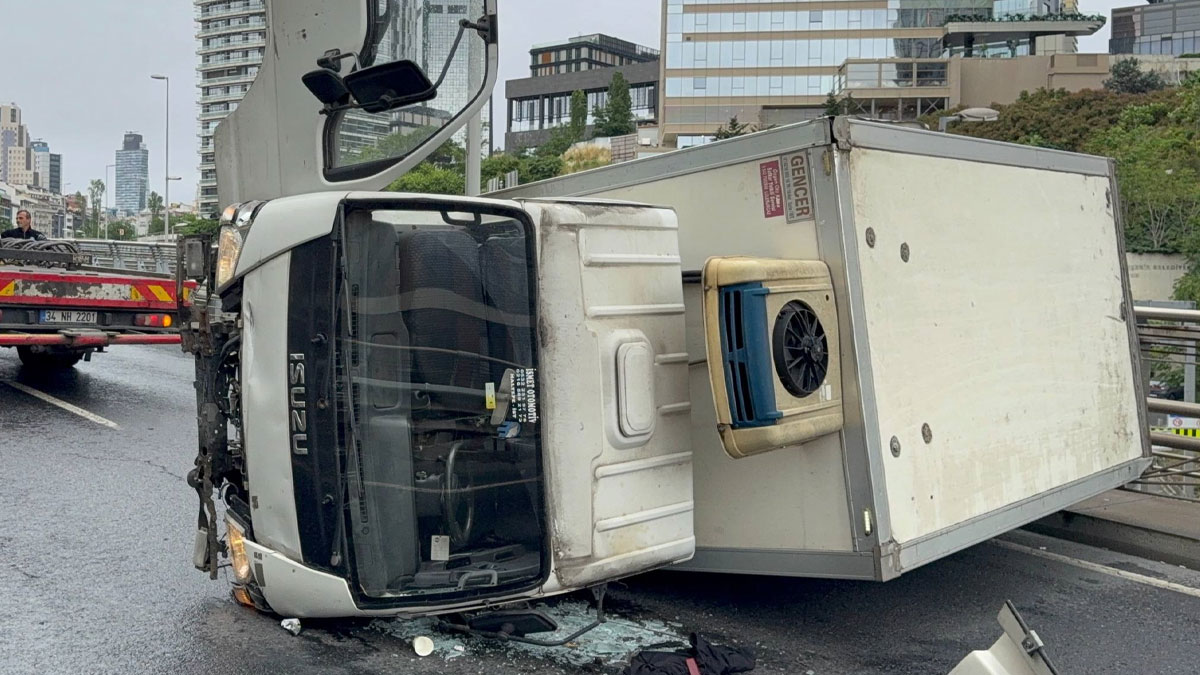 Şişli'de yağışlı hava kaza getirdi: Kamyonet yan yattı