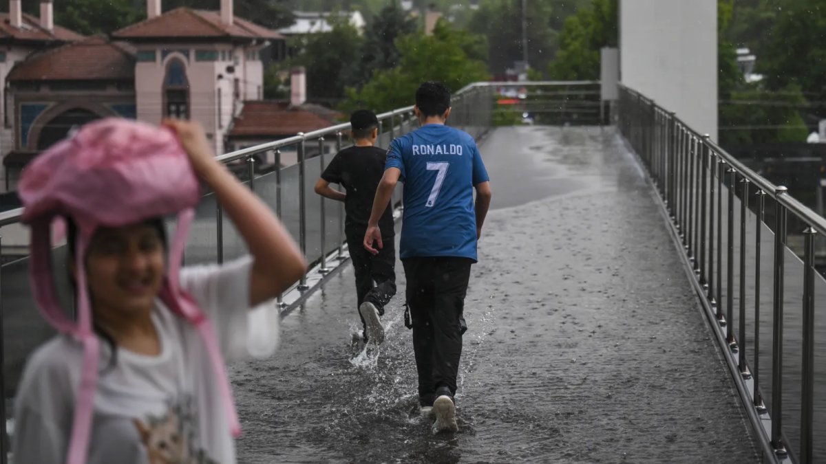 Ankara'da şiddetli sağanak ve dolu etkili oldu: Sokaklar göle döndü, ev ve iş yerlerini su bastı