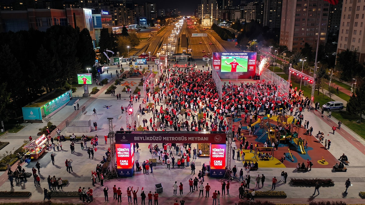 İBB, milli maç coşkusunu dev ekranlarla İstanbul meydanlarına taşıyor