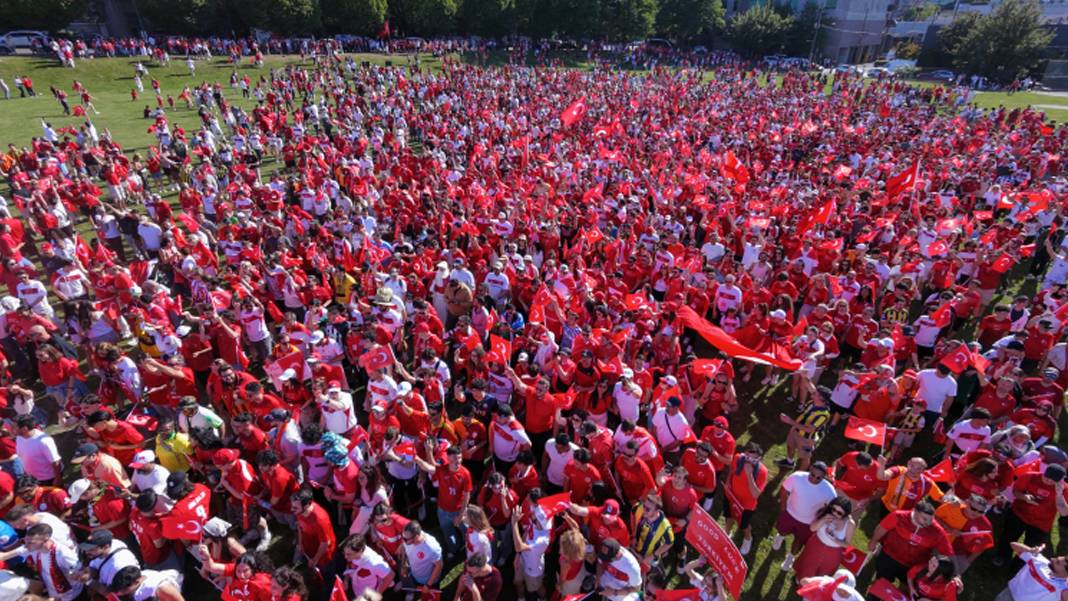 Binlerce Türk taraftar Vancouver’ı kırmızı-beyaza boyadı
