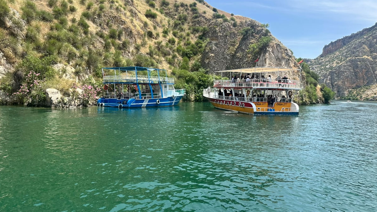 Halfeti'de gezi teknesi arızalandı: 40 yolcu kurtarıldı