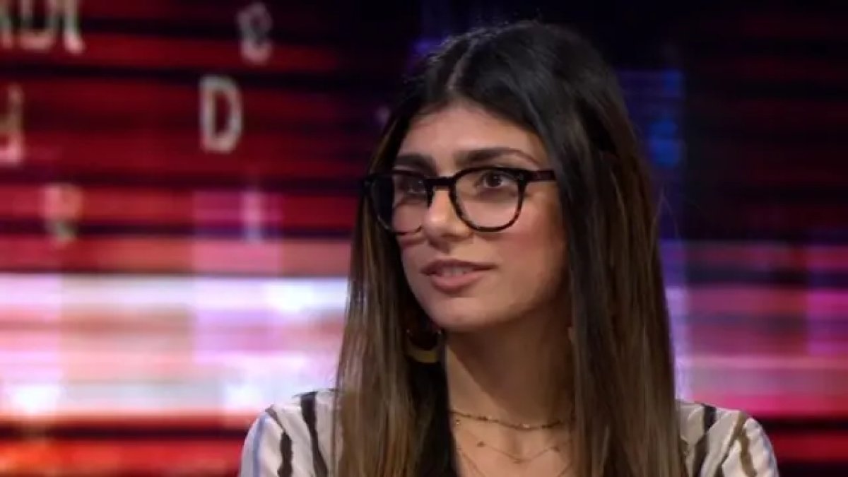 Mia Khalifa ve Lana Rhoades'un Viral Olan Dünya Kupası Fotoğrafı Yapay Zeka Çıktı