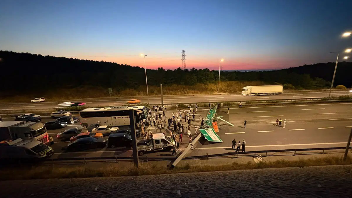 Sarıyerde yol trafiğe kapatıldı: Hafriyat kamyonu çarptı, tabela devrildi