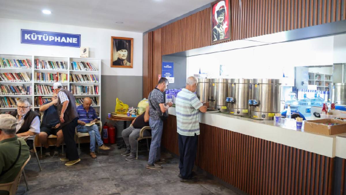 Emeklilere ücretsiz çay ve su ikramıyla kütüphane imkanı