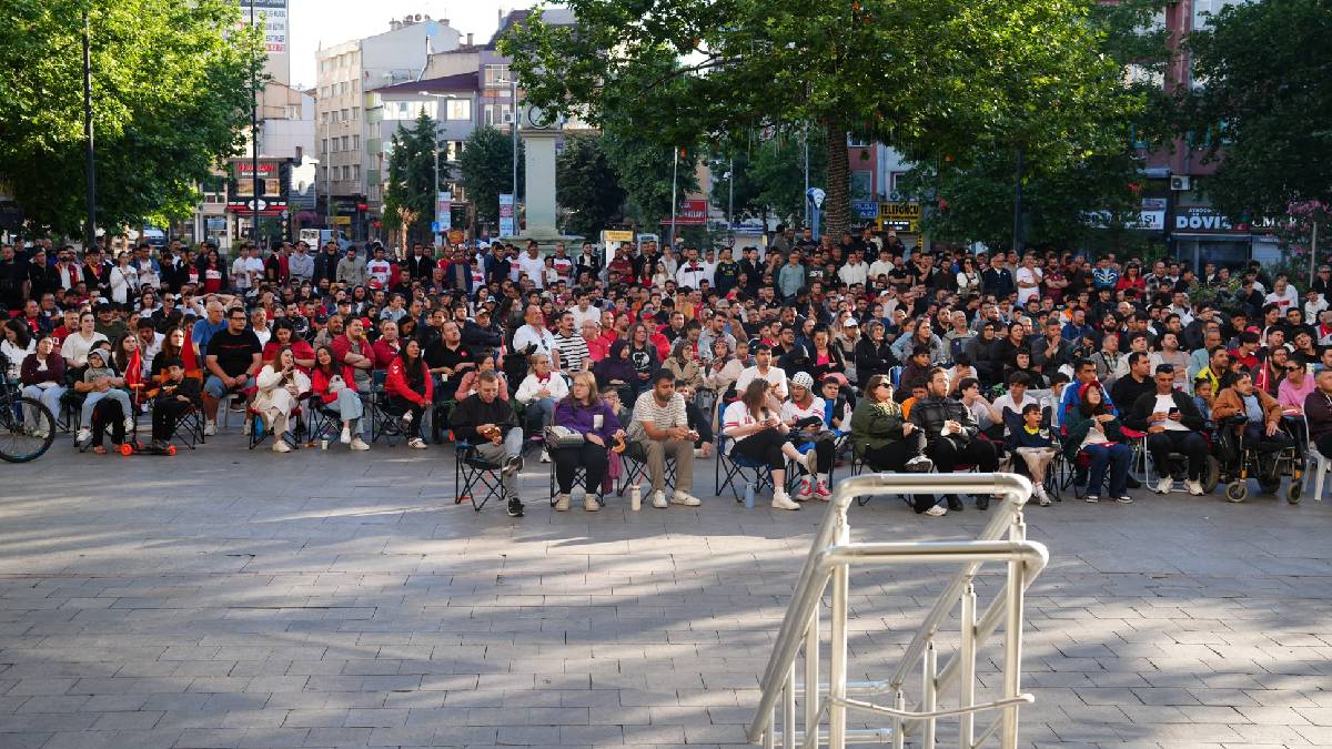 Çorlu Cumhuriyet Meydanı’nda Millî Takım için tek yürek oldu