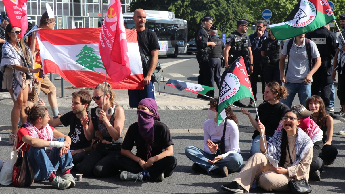 Fransa Eurosatory Fuarı'nda İsrail protestosu: Firmalar stantlarını kapattı