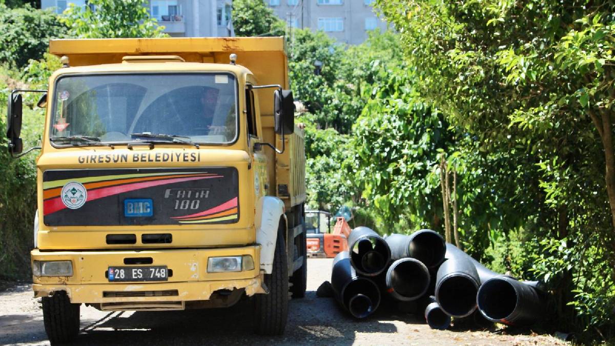 Çizmeci Sokak’ta 400 metrelik kanalizasyon ve yağmur suyu hattı çalışması yapılıyor