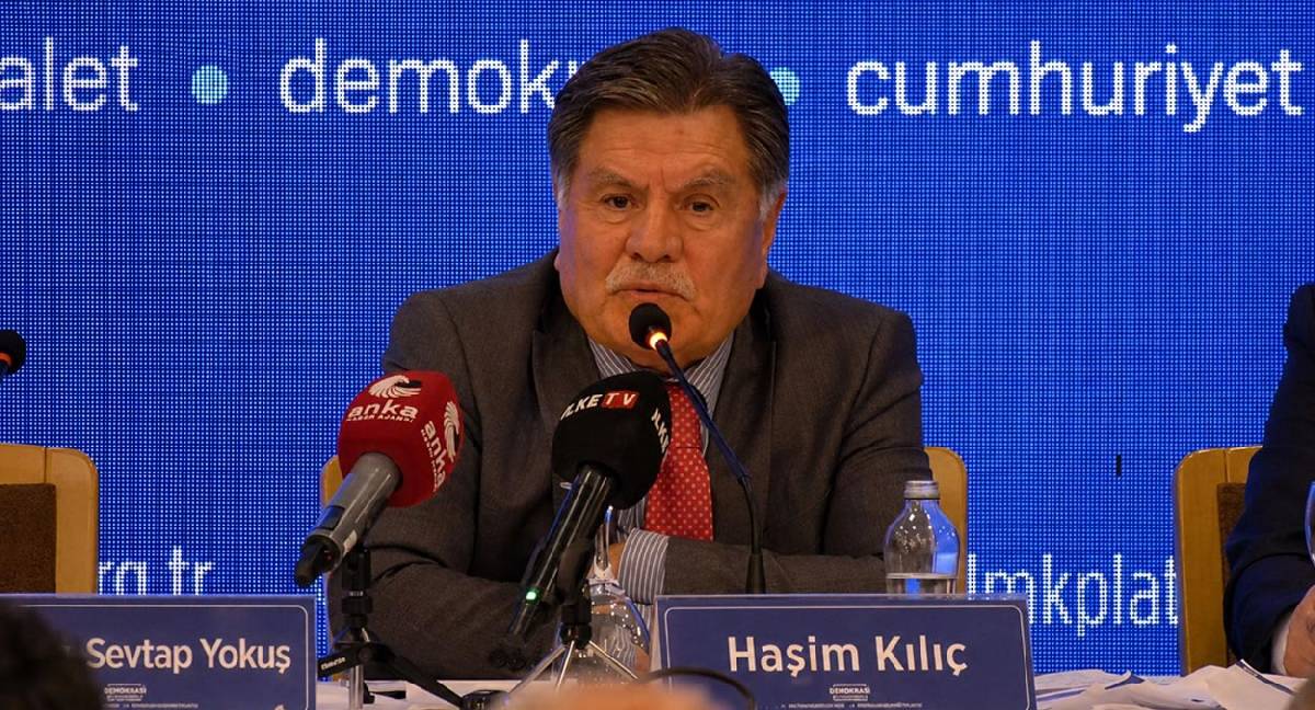 Eski AYM Başkanı Kılıç: “Maliye Bakanı Körfez’de yatırım ararken TÜSİAD Başkanı gözaltına alınıyor, bu ülkeye yatırım gelmez”