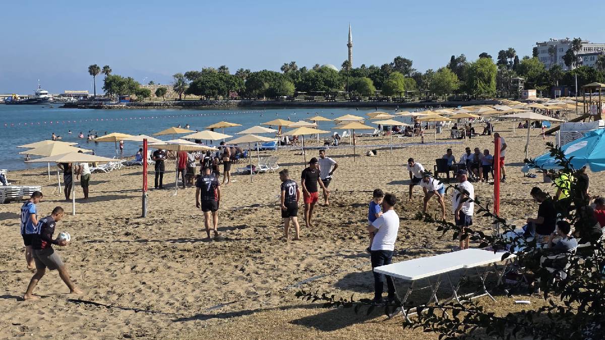 Yumurtalık’taki plaj voleybolu turnuvasında kıyasıya yarış gerçekleşti