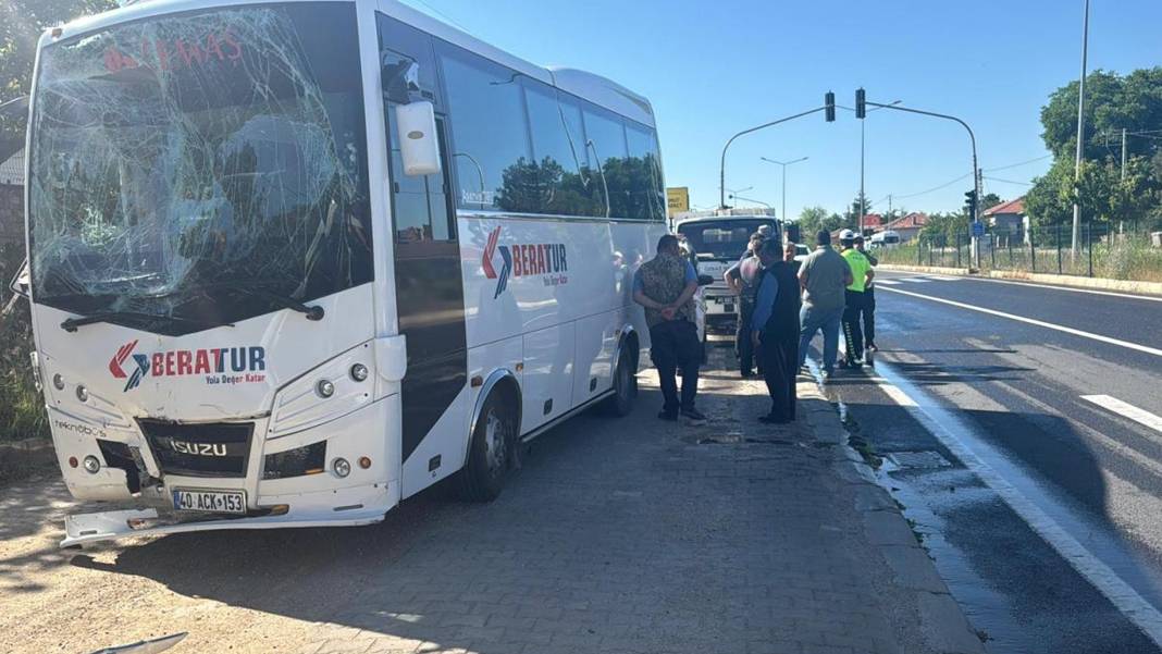 Kırşehir'de işçi servisleri çarpıştı: 42 yaralı
