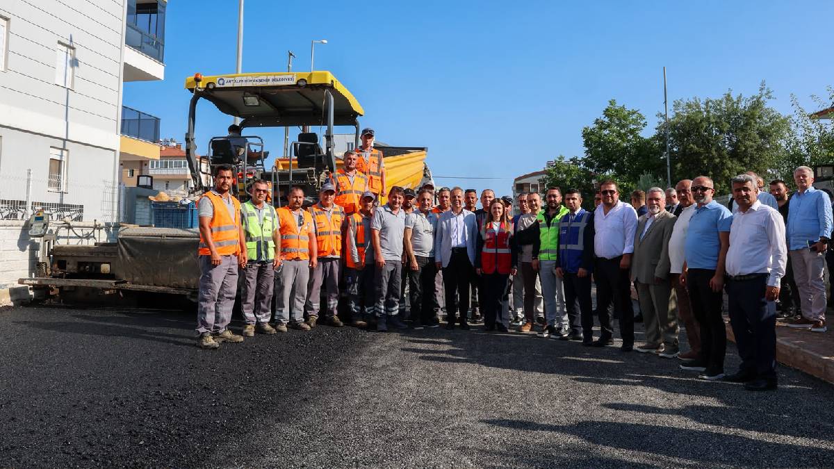 Döşemealtı Yeniköy’de altyapısı tamamlanan yollar asfaltlanıyor