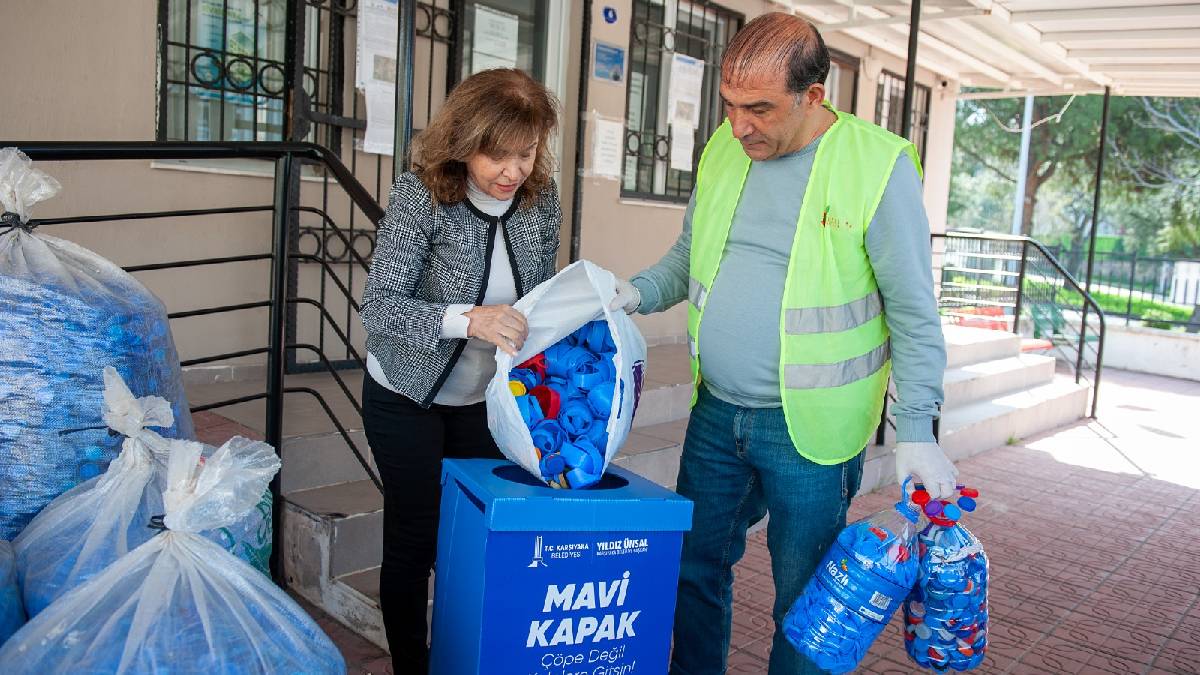 Karşıyaka’da mavi kapak seferberliği: 1 ton kapak toplandı, 3 tekerlekli sandalyeye ulaşıldı