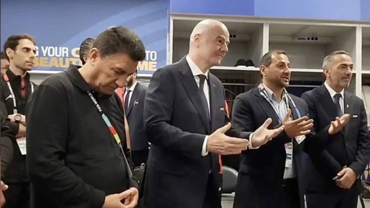 FIFA Başkanı Infantino İranlı oyuncuları kutladı
