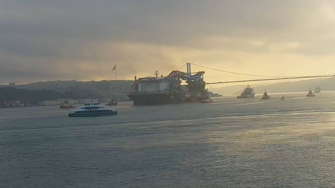 Dünyanın en büyük 3. vinç gemisi İstanbul'dan geçiyor