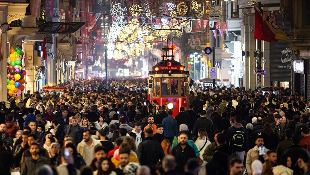 Nüfus raporu AK Parti'nin masasında: Türkiye'nin genç nüfus avantajı sona mı eriyor?