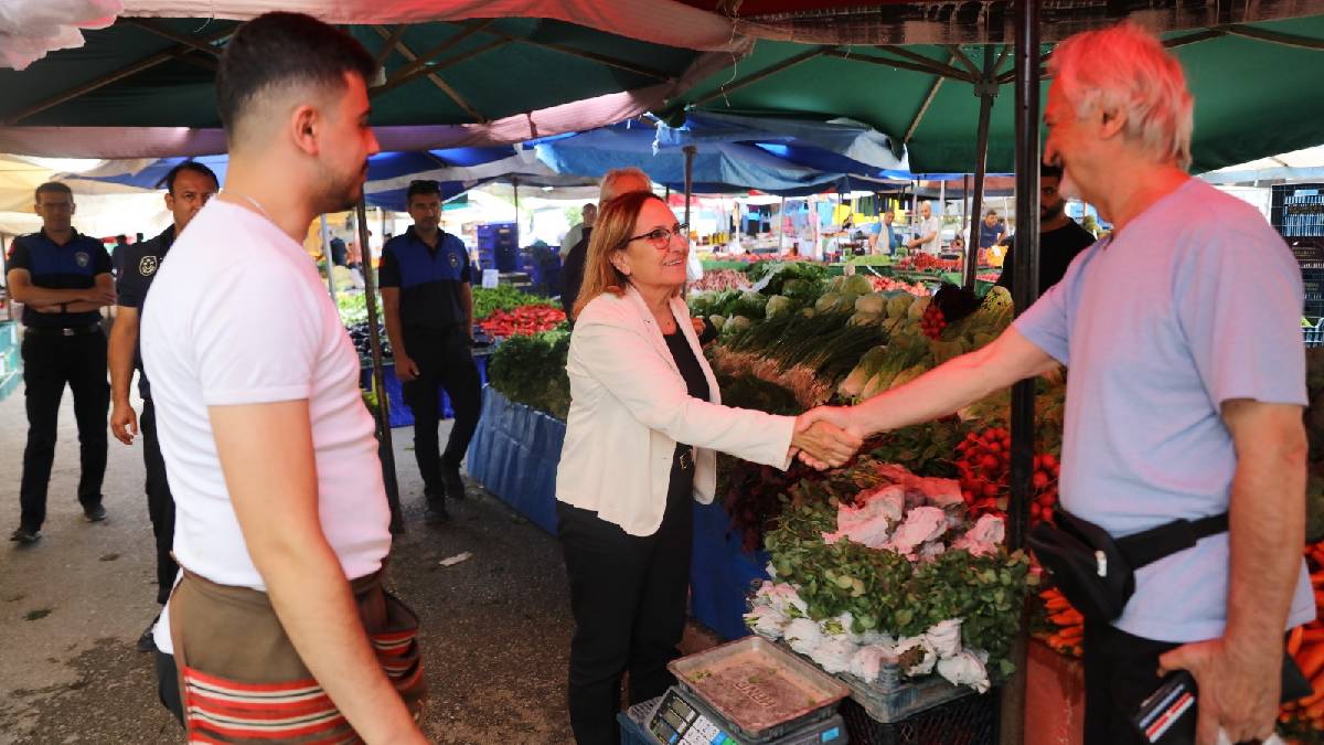 Başkan Akın pazar esnafı ve vatandaşlarla buluştu