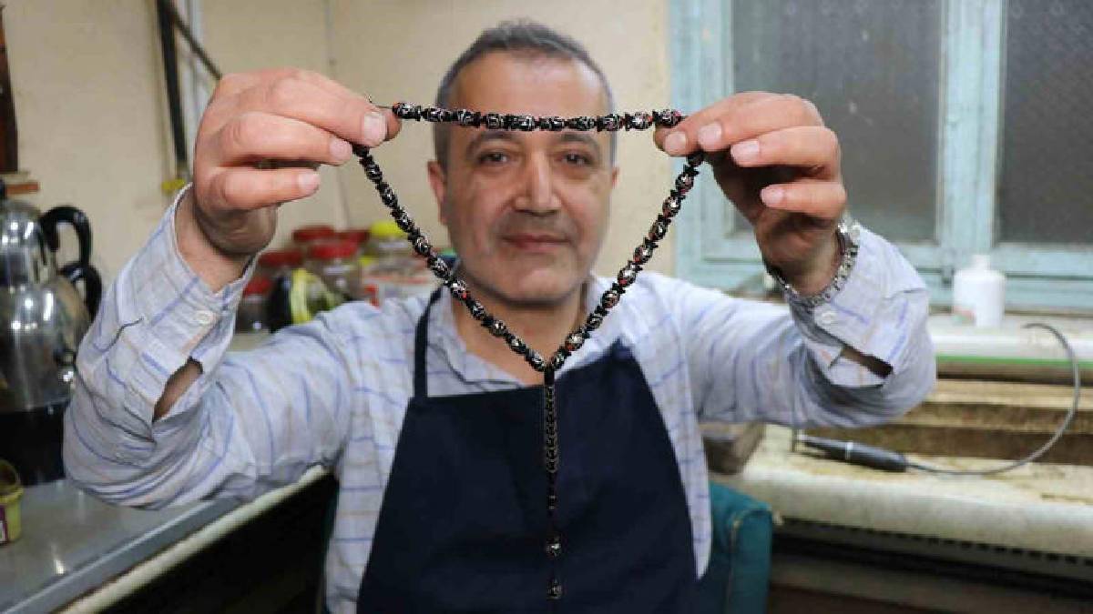 Türkiye’de başka örneği yok! Balık tanelerini tek tek ipe dizdi