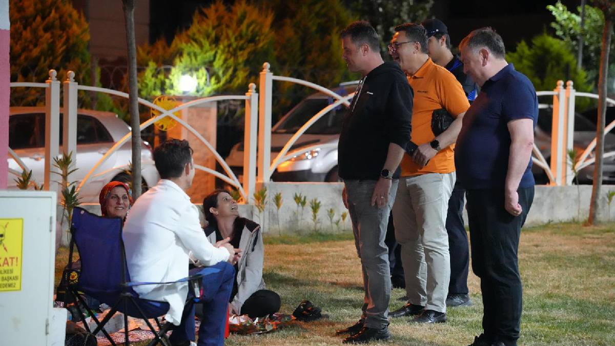 Başkan Sarıkurt parklarda vatandaşlarla ve gençlerle buluştu