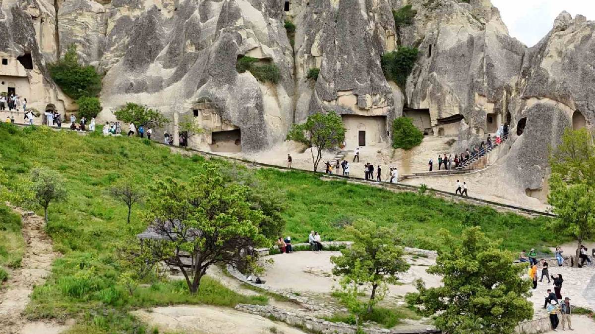 Yağışlarla Kapadokya yeniden doğdu! Peri bacaları yeşille buluştu