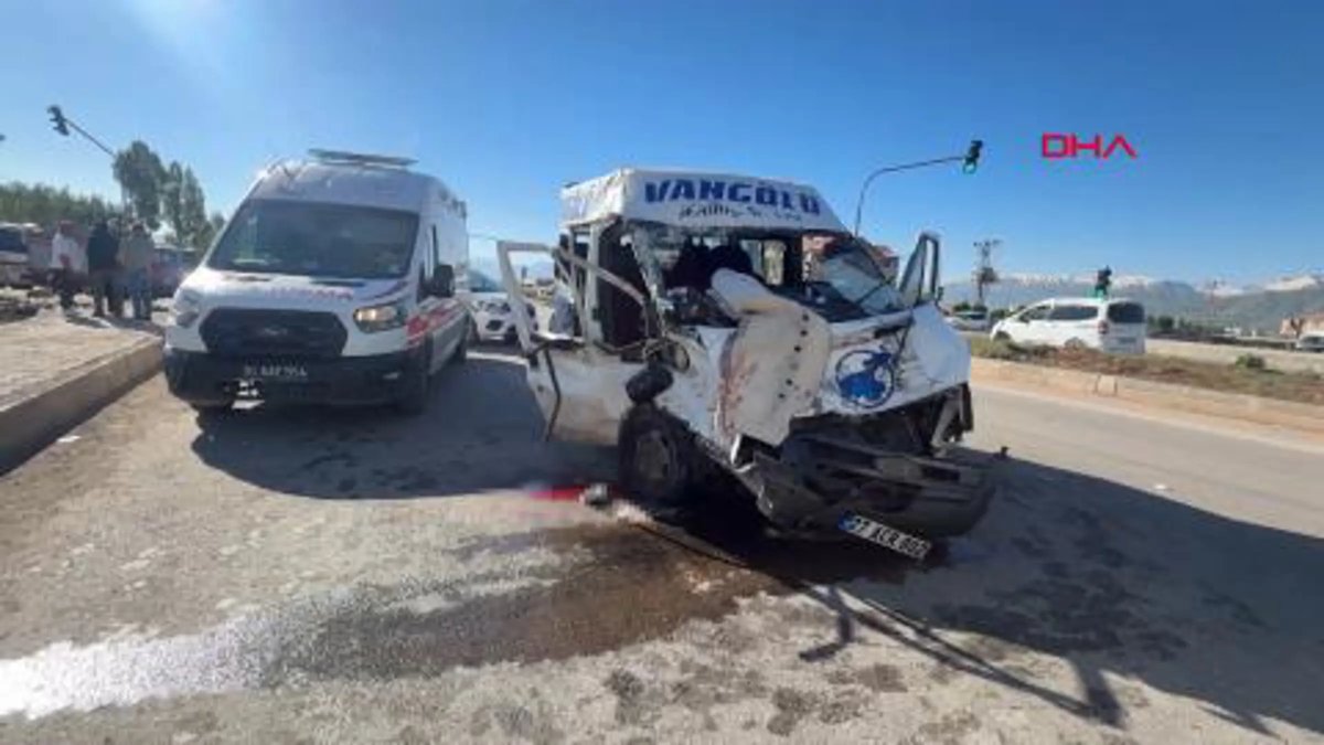 Hakkari'de yolcu minibüsü ile kamyon çarpıştı: 2 ölü, 3 yaralı