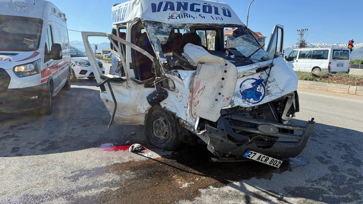 Hakkari'de yolcu minibüsü ile kamyon çarpıştı: 2 ölü, 3 yaralı